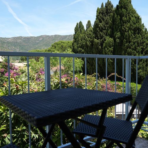 chambre-double-balcon-cote-colline-hotel-la-bastide-st-clair-2.jpg