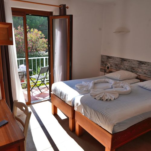 chambre-double-balcon-cote-colline-hotel-la-bastide-st-clair-7.jpg