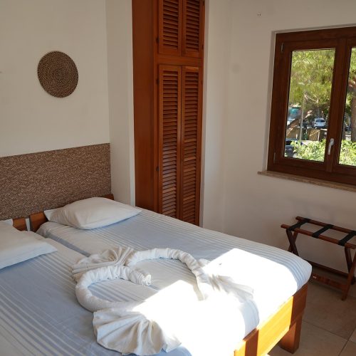 chambre-double-sans-balcon-hotel-la-bastide-st-clair-4.jpg